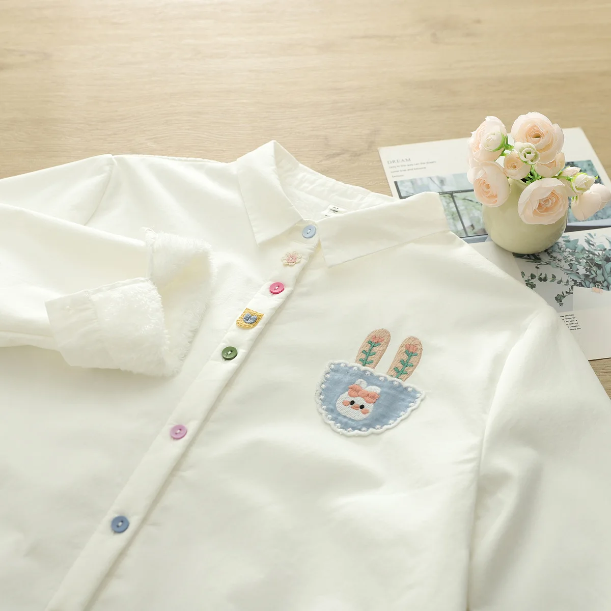 [Gotowy towar] Wysokiej jakości damska bluzka z czystej bawełny, koszula, odmładzająca, z haftem z kreskówkowymi naszywkami, kolorowe zapięcie, polarowe topy