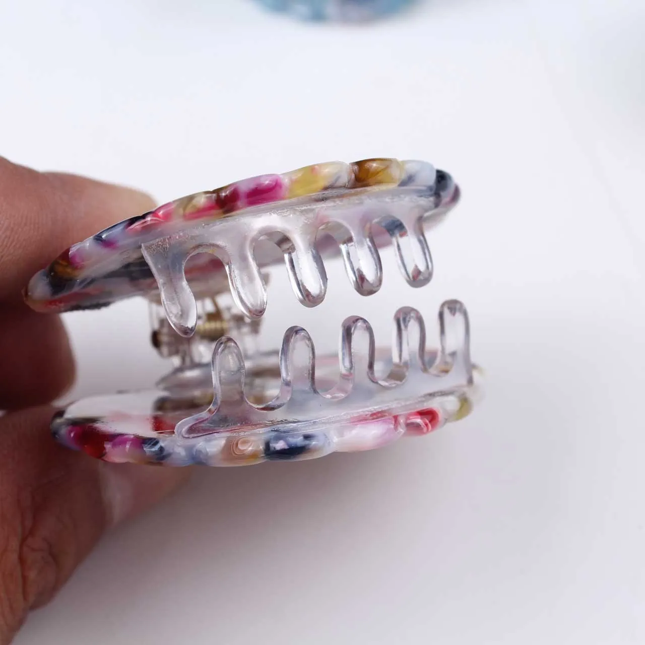1 Stück neue Haarspange mit Muschel-Design, schlicht und modisch, mittlere Größe, goldfarbene Haarspange mit bemaltem Draht, Haaraccessoire. – Detail 3