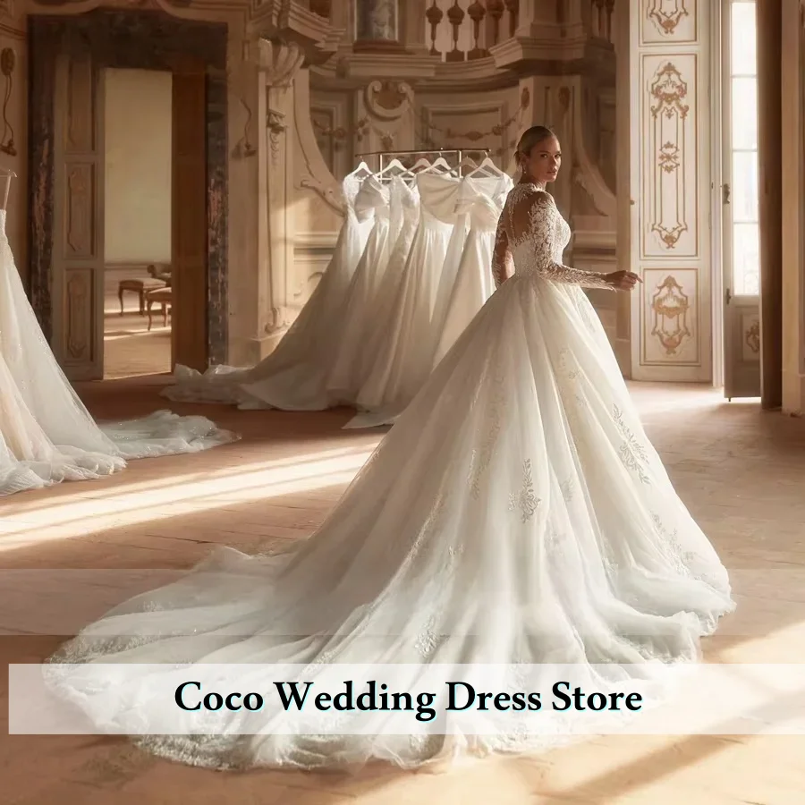 ชุดแต่งงานทรงบอลกาวน์แบบคอสูง แขนยาว หรูหราสั่งตัดพิเศษ ประดับลูกปัดและงานปัก พร้อมชายกระโปรงยาวแบบเจ้าหญิง