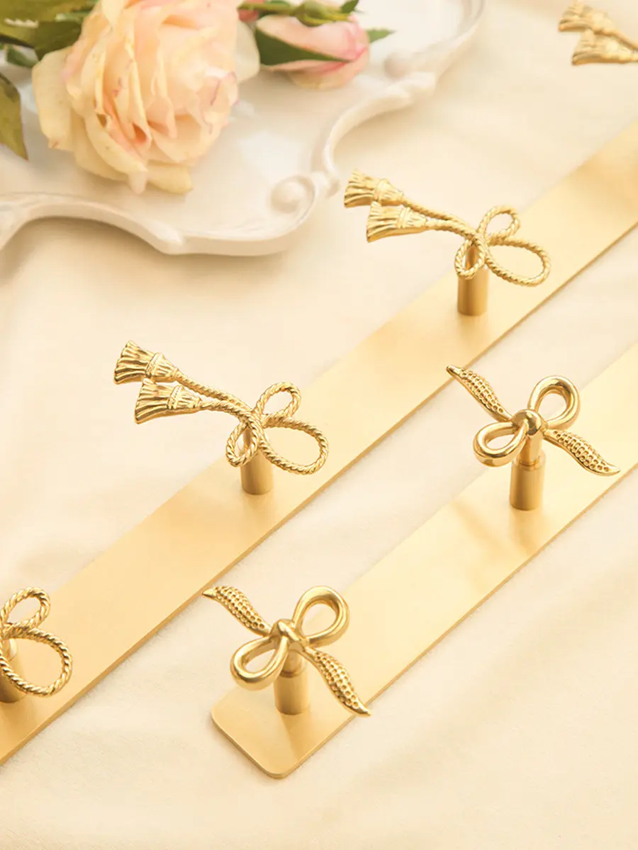 Brass hook for entering the door, wall hanging on the entrance wall, creative clothes and hats hanging hook behind the door