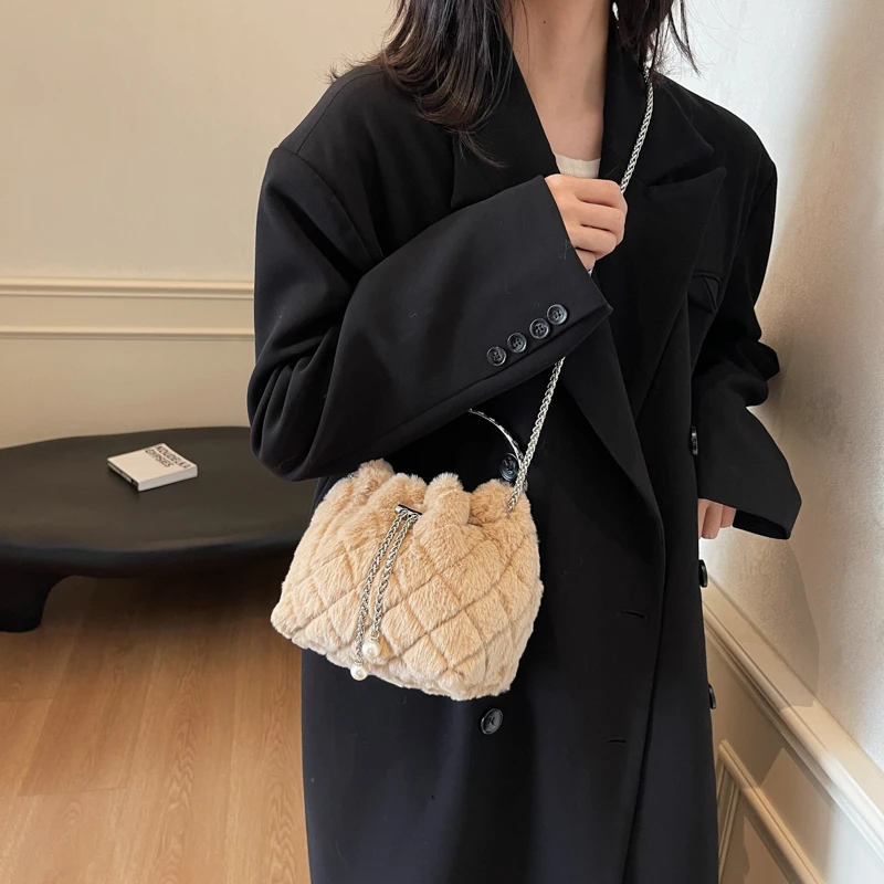 Plush Handbag Bucket Bag Round Ring Design Hand Bag For Women 2024 New Faux Fur Clutch Fashion Chain Shoulder Crossbody Bags