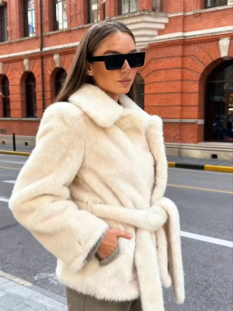 白いエレガントなフェイクファーのジャケットコート、ベルト付き、女性用シックなラペル、厚手で暖かいルーズオーバーコート、2025年冬ファッション、女性用アウターウェア