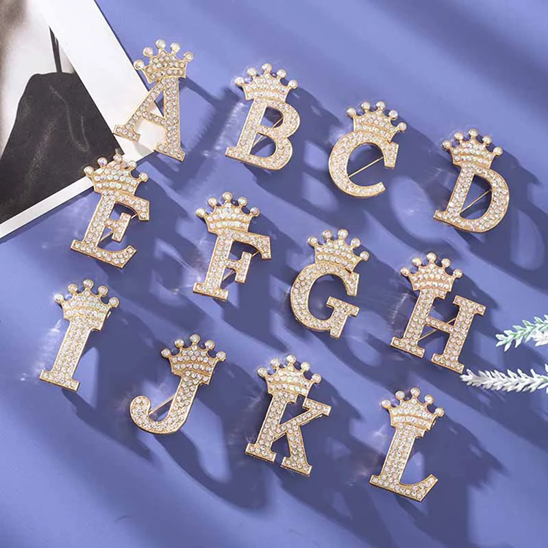 Fashion Crown 26 Initial Letters A to Z Crystal Rhinestone Brooch Pins for Women Wedding Dress Lapel Collar Pin Jewelry