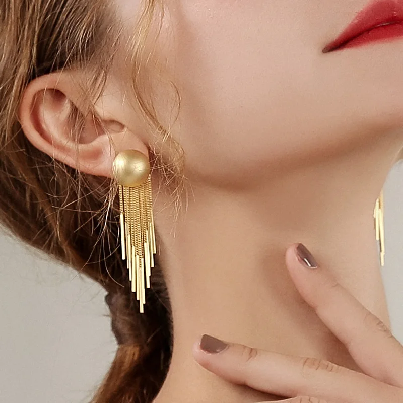 

Fringed earrings feminine high-end sense European and American fashion atmospheric gold long earrings New light luxury earrings