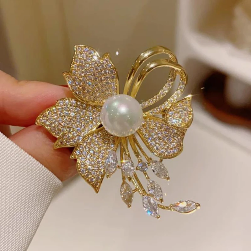 Spille a forma di fiore smaltato di nuova moda per le donne Squisito strass Perla Fiore Spille per abbigliamento eleganti Regali di gioielli per feste casual