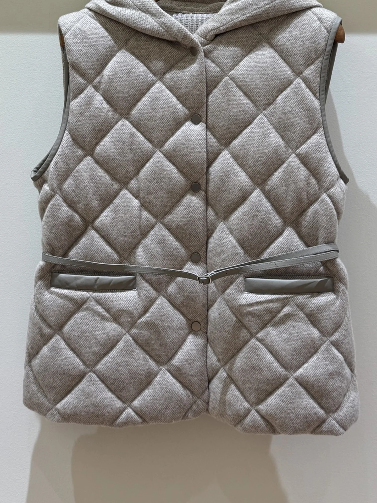 2026 Autumn/Winter New High-Quality Fashionable Goose Down Vest Sizes: M, L, XL Color: Apricot