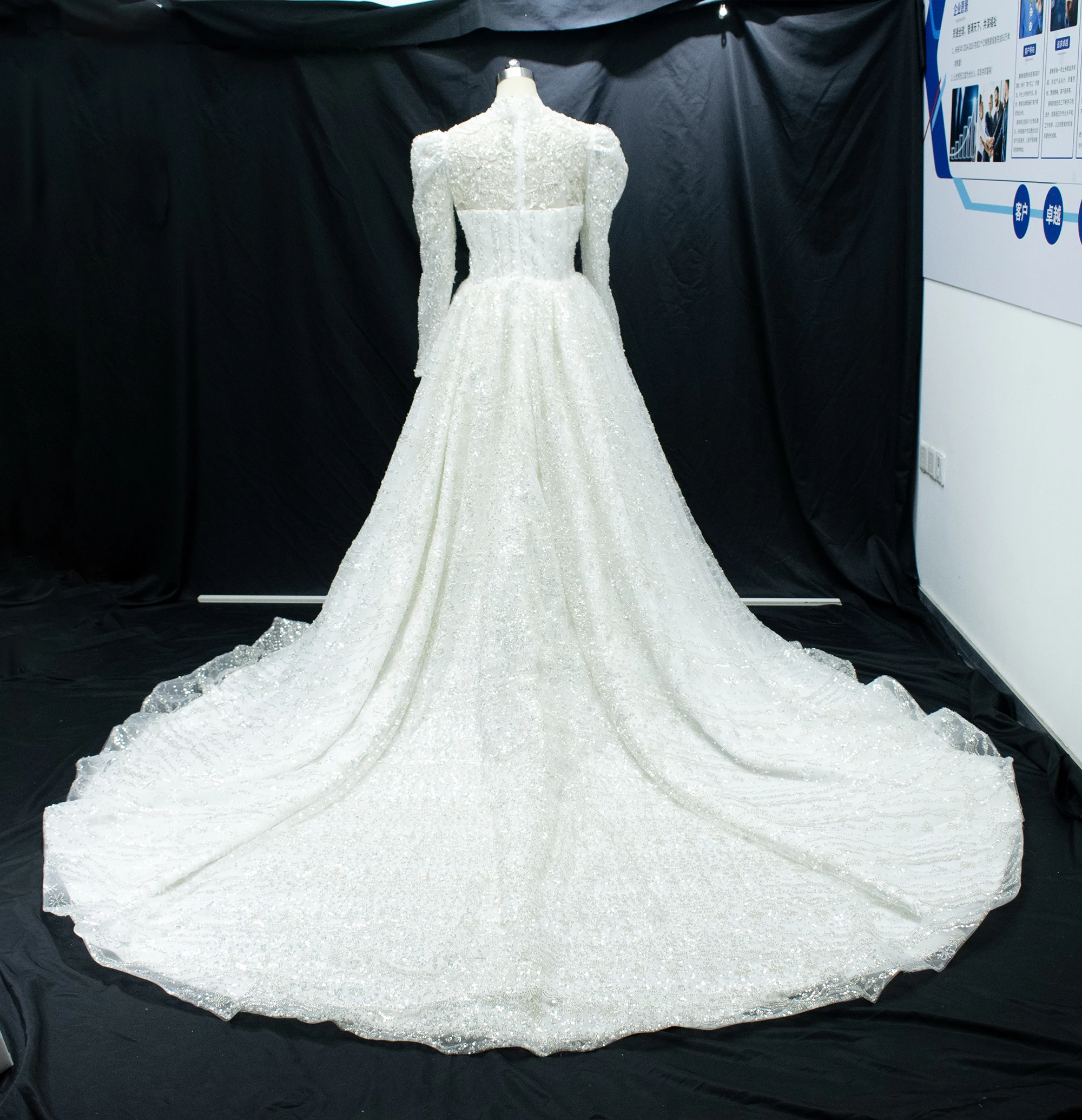 Abiti da sposa di lusso Perline illusione Applicazioni in pizzo Maniche lunghe Abito da sposa su misura Sweep Train Robe De Mariée