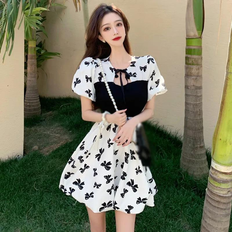 Falda blanca hasta la rodilla con cuello redondo y manga de burbuja, con lazo estampado de almazuela y lazo, vestidos de manga corta dulces y adelgazantes