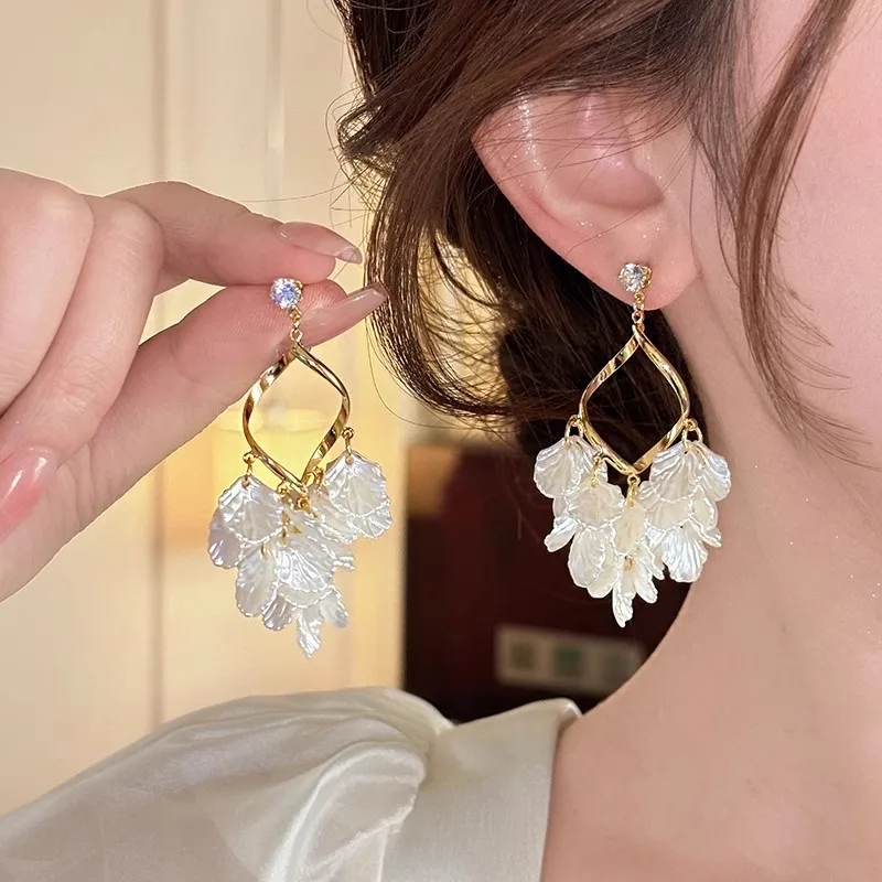 

Korean White Flower Shell Pendant Earrings for Women Luxury Crystal Zircon Long Tassel Petal Earrings Jewelry Accessories