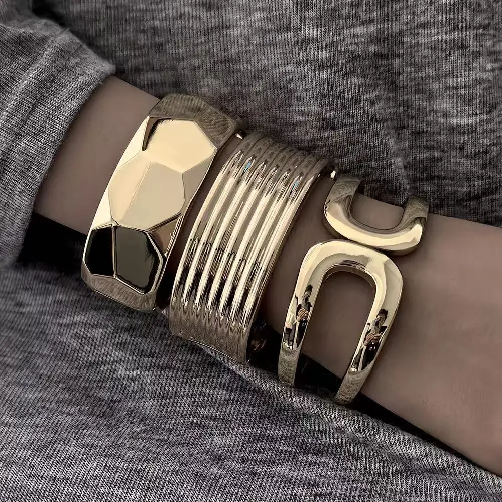 Fashionable minimalist wide version exaggerated women's bracelet  high-end feel light luxu 2026ry jewelry party new