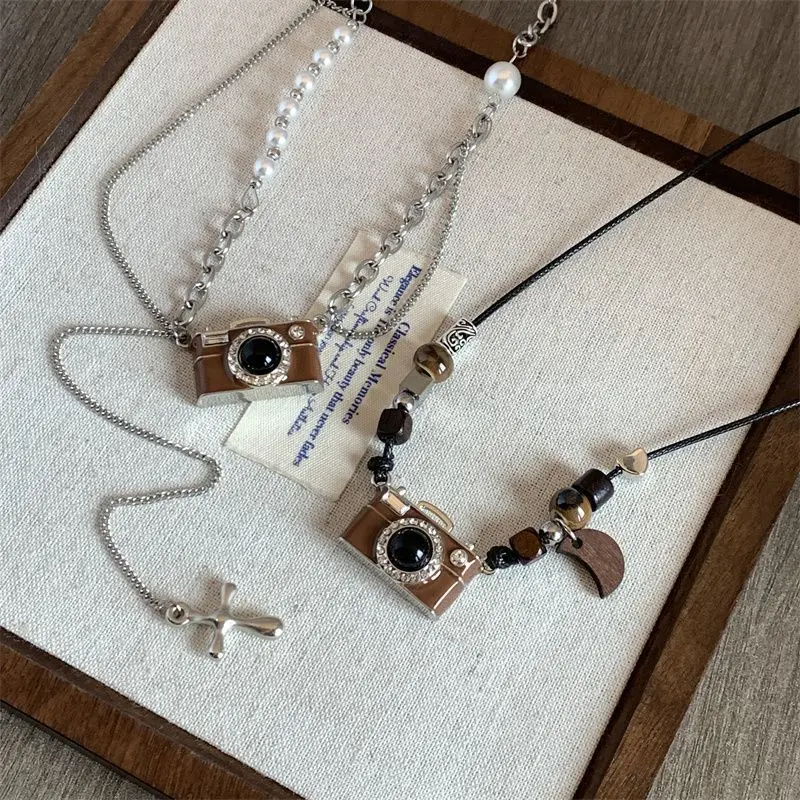 

Retro Brown Camera Pearl Necklace Trendy Fashion Accessory Suitable for All Seasons Top Choice for Christmas Gifts