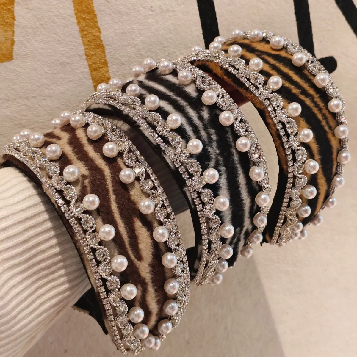 Winter new zebra pattern plush wide headband retro light luxury high sense of high skull top headband pearl rhinestone headdress