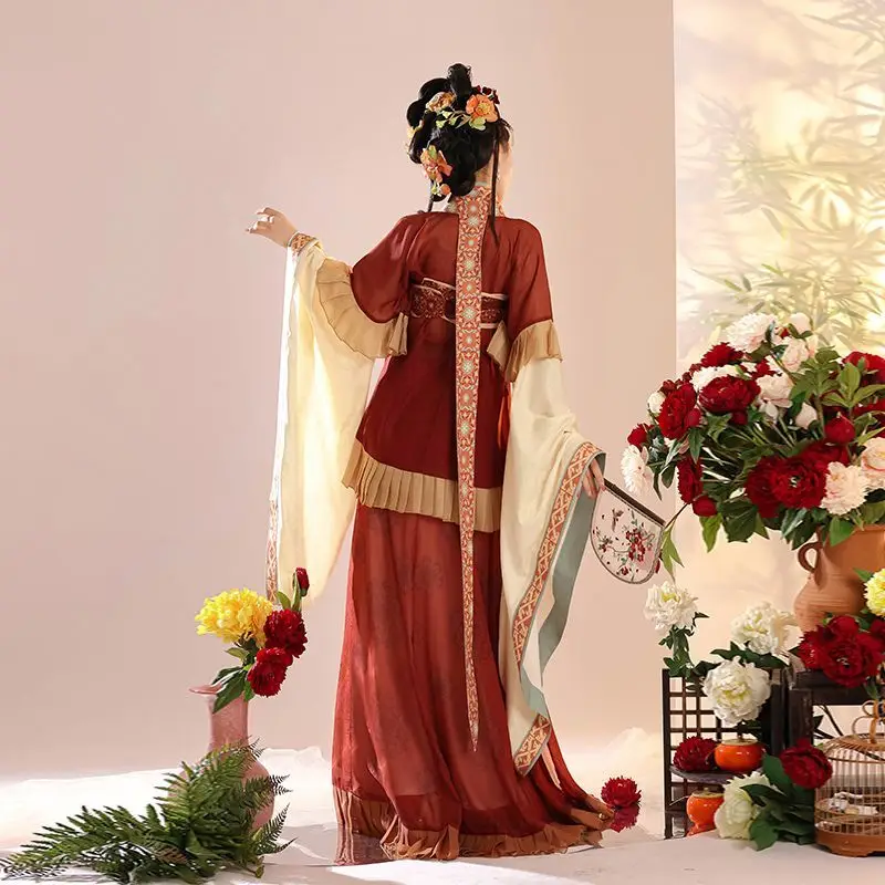 تحسين هانفو أثناء سلالات وي جين وسوي والتانغ، معروف أيضًا كالملابس الخالدة التي تمثل الملابس الصينية القديمة