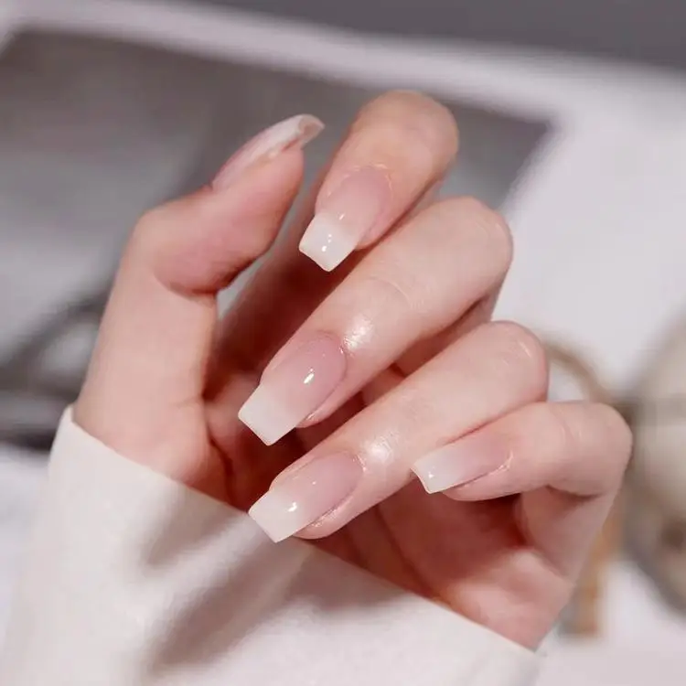 unhas-posticas-de-pressao-gradual-feitas-a-mao-brancas-elegantes-para-outono-inverno-cor-nude-delicadas-e-minimalistas
