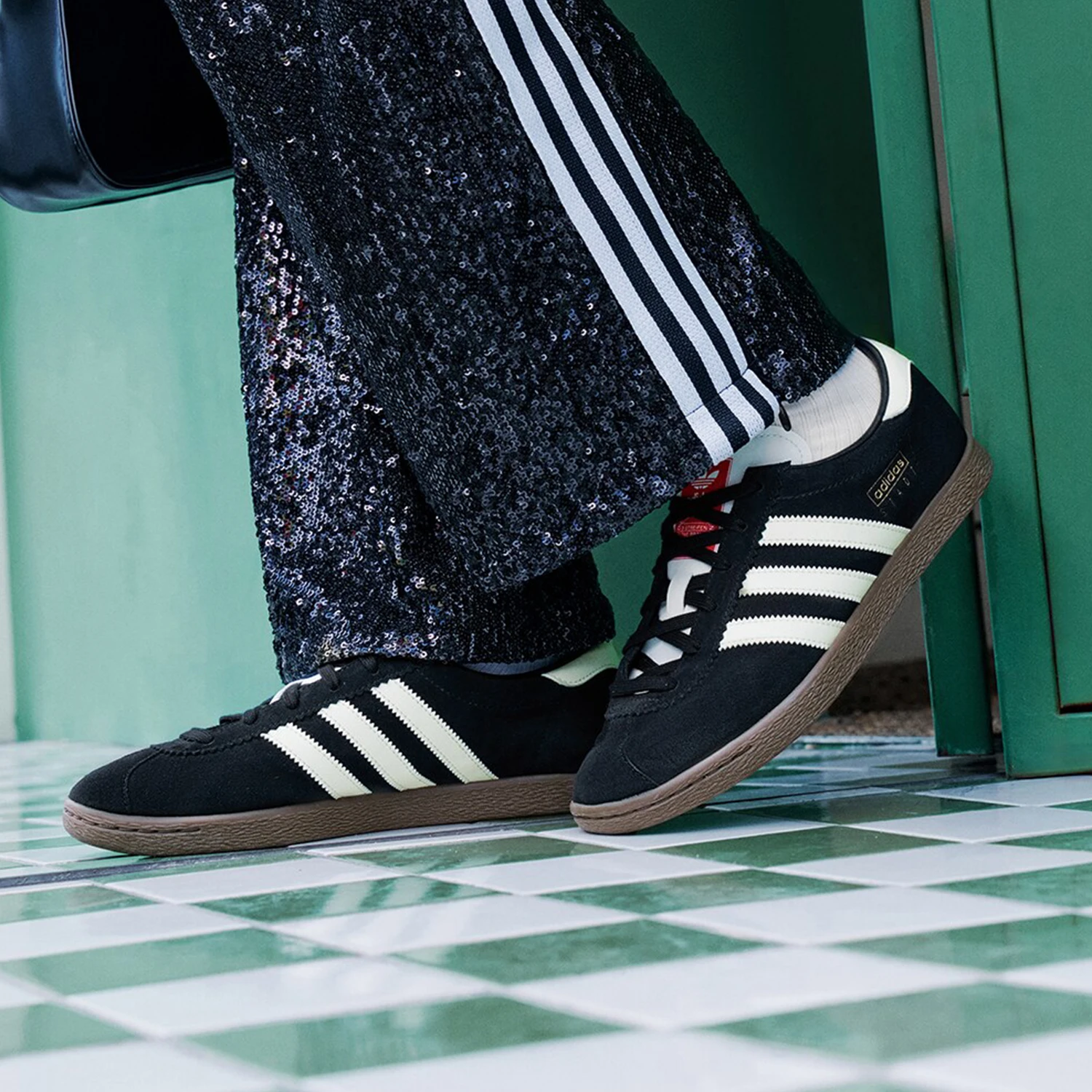 حذاء رياضي Adidas Originals للجنسين كلاسيكي متين للاستخدام الخارجي JR6344