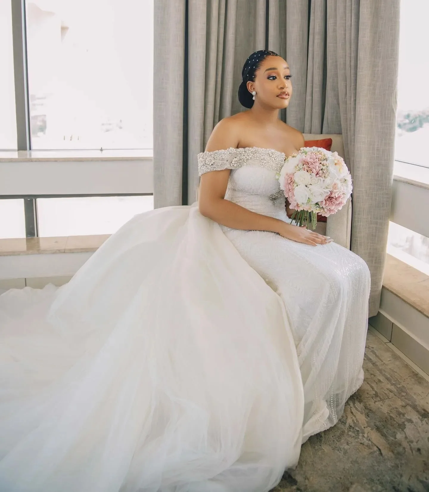 Suknie ślubne syreny plus size na zamówienie dla panny młodej, z odkrytymi ramionami, zdobione koralikami, koronką, odpinaną koronką z koralikami i dżetami.