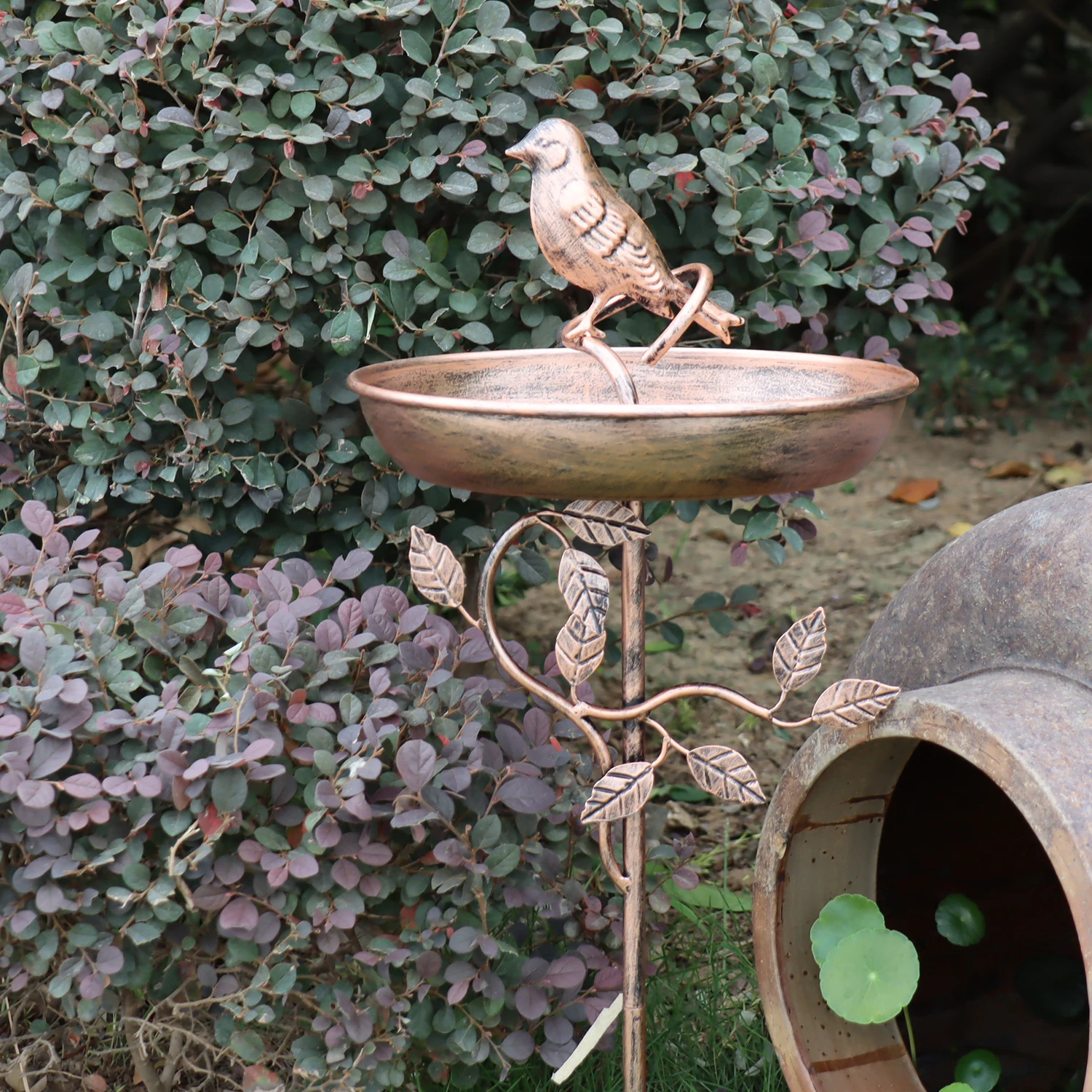 A Dual-Purpose Device That Combines a Bird Bath and Feeder, with a Vintage Copper Finish, Weather-Resistant, Suitable for Long-Term Outdoor Use Independent and Stable Structure, Quick Assembly and No Tools Required. Perfect for Attracting Wild Birds to Bathe and Forage, It Is an Elegant Decoration for Gardens, Patios, Lawns, and Terraces.
