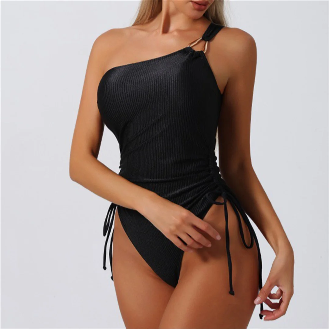 S - XL, einteiliger Badeanzug für Damen mit einem Schulterträger, geripptem Muster und Schnürung, gepolstert, mit hohem Beinausschnitt, Badebekleidung, Modell V7434. – Detail 3
