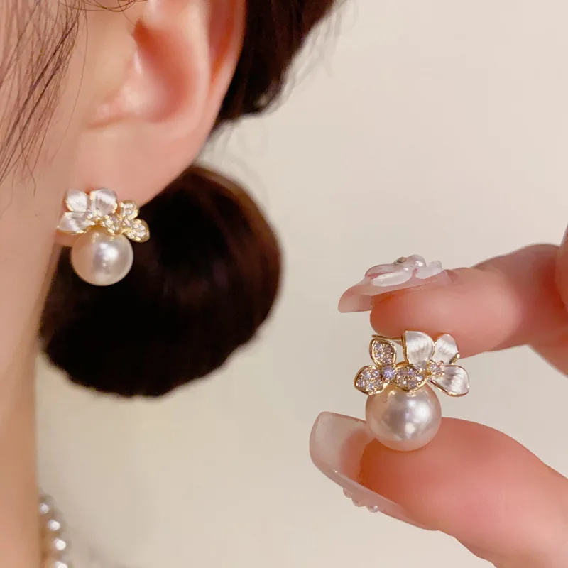 Modische Blumen-Perlen-Ohrringe, vergoldete Zirkon-Ohrringe, elegante Ohrringe, geeignet für Damen-Dates und Hochzeiten.