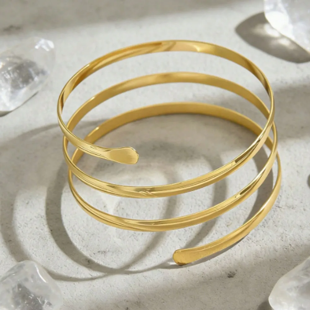 A Vintage Gold Three-Layer Wrap-Around Arm Bracelet, an Elegant Open Bracelet with a Shiny Gold Finish That Exudes a Sense of Light Luxury, with an Open Design That Adapts to Different Arm Sizes, Comfortable to Wear and Versatile, Perfect for Daily Outings, Workplace Commutes, or Formal Occasions Like Dinner Parties, Weddings, Etc., to Enhance Your Look and Enhance Your Elegant Aura.