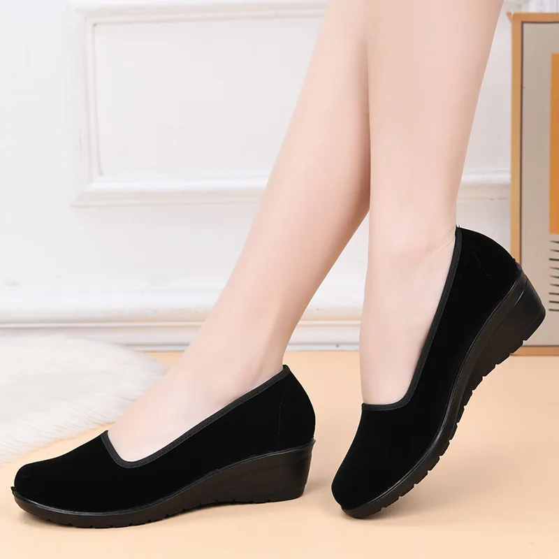 Damen-Slipper aus Samt, mit Keilabsatz, weicher Sohle, rutschfest, bequem, für den Alltag, für ältere Damen, für die Arbeit, für das Büro, Alltagsschuhe. – Detail 2