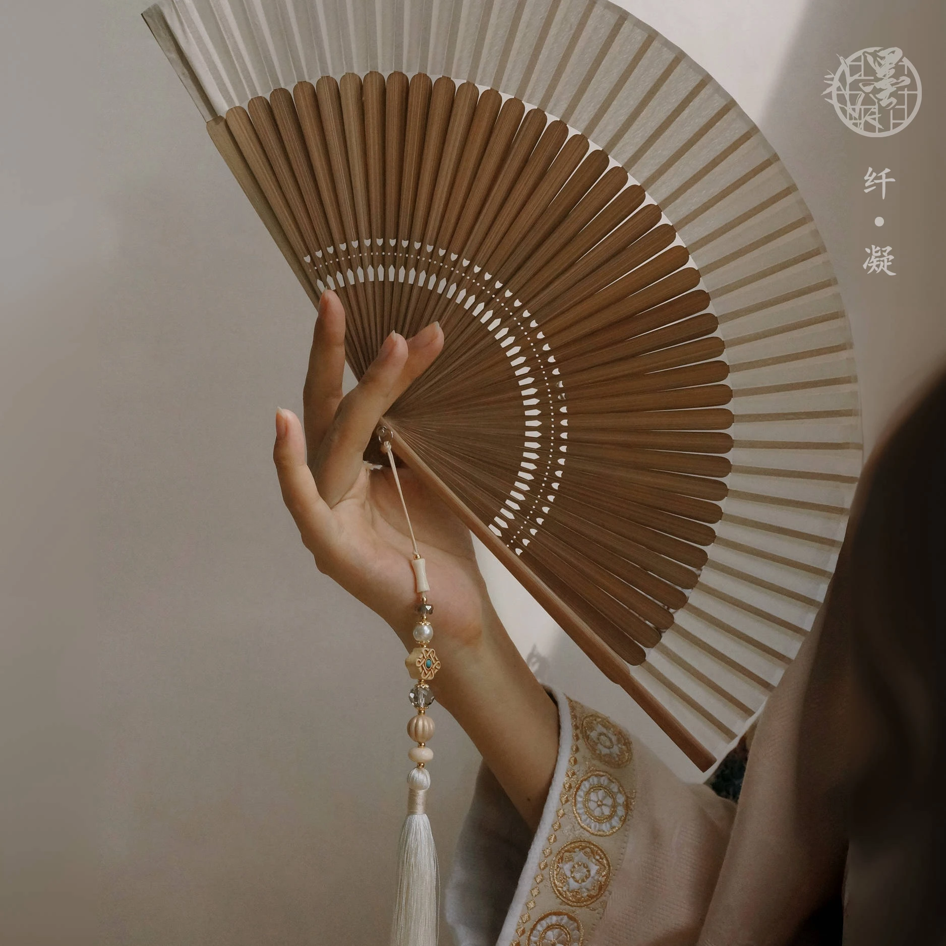 

White national style bamboo fan folding fan horse dress fringed fan pendant cheongsam cold and elegant