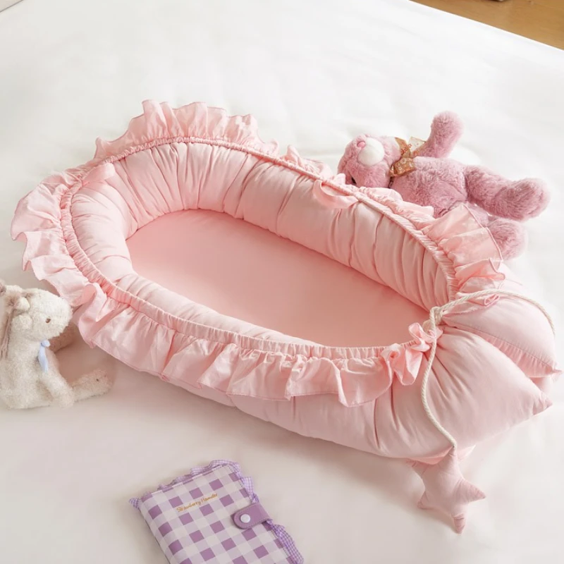 

Lace-Edge Anti-Startle Bassinet,Rollover-Proof Sleep Solution for Newborns, Womb-shaped Bedding with Pressure Relief Design