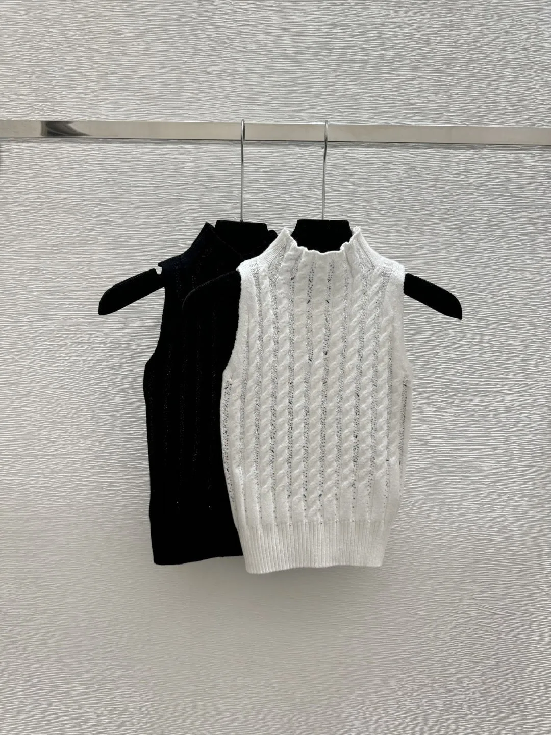 High-Quality Fashionable Loose Black White Solid Color Ladies Sleeveless Knitted Top Quality Material Comfortable Fit