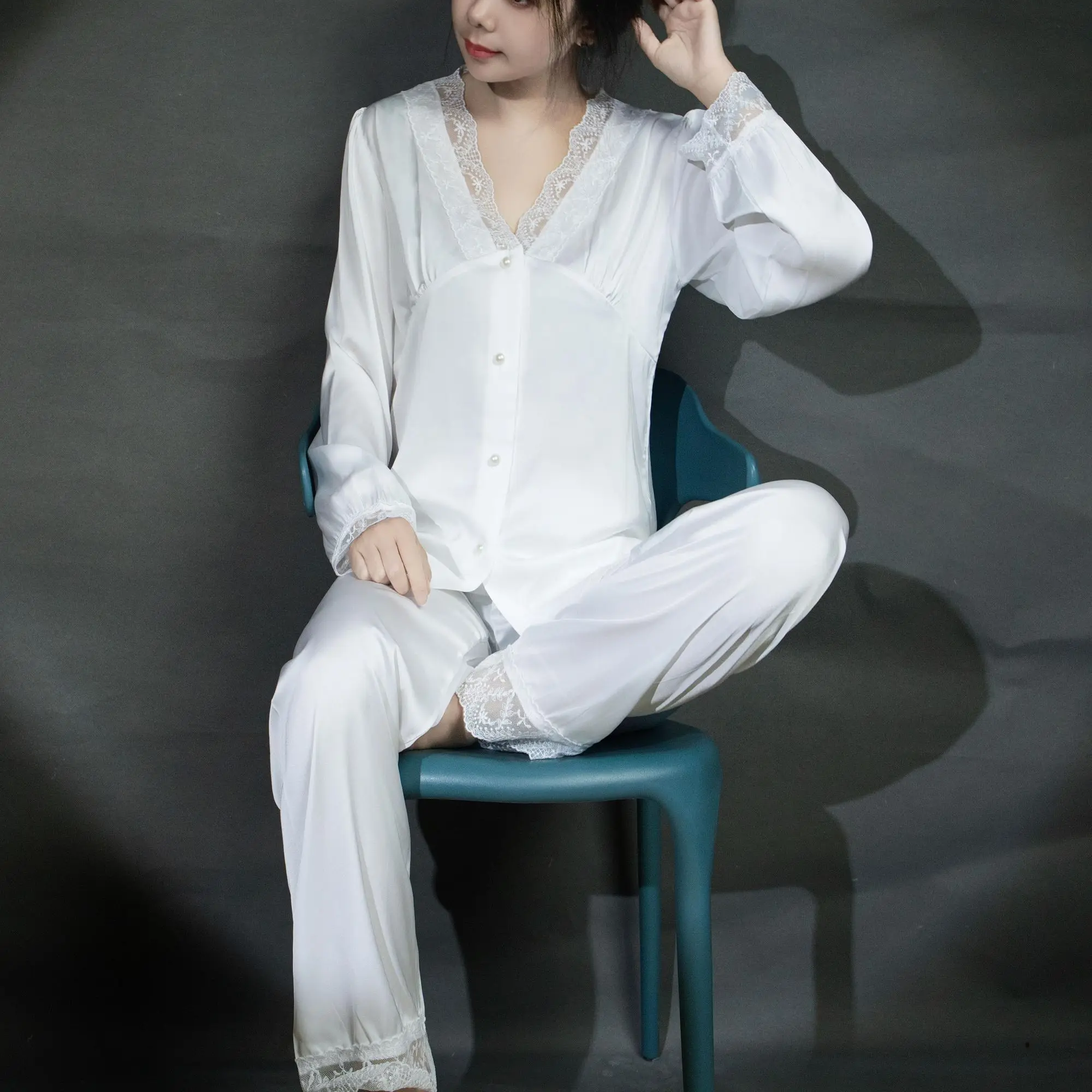 

Комплект домашней одежды из 100% натурального шелка тутового шелкопряда для женщин: тонкий, с длинным рукавом, V-образным вырезом, однотонный, для весны и осени. Сексуальный и роскошный домашний костюм для отдыха.