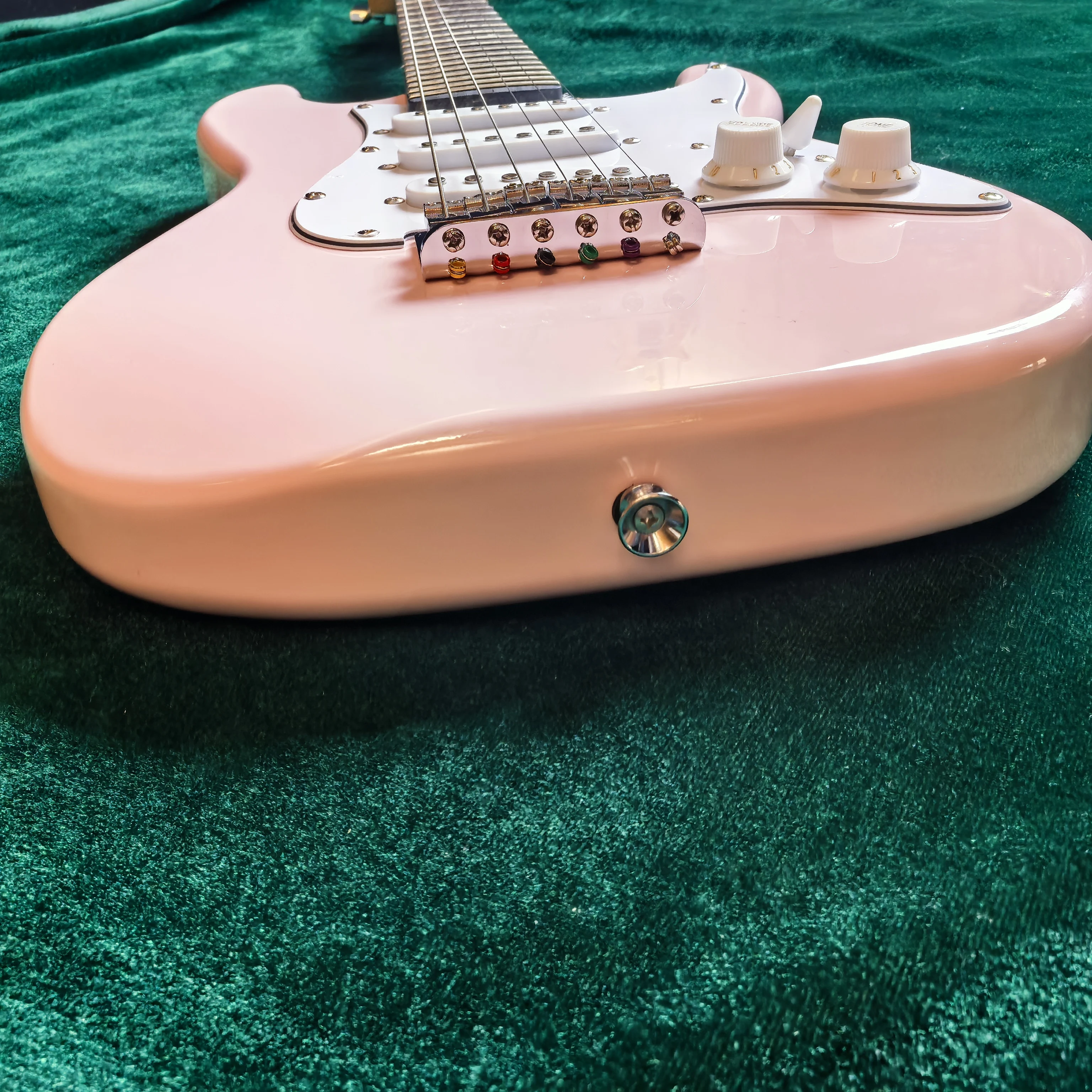 موديل أطفال، جيتار كهربائي وردي مكون من 6 أوتار، جيتار كهربائي صغير 24 بوصة، تباعد سلسلة 492 مم، طول الجيتار الإجمالي 80 سم.