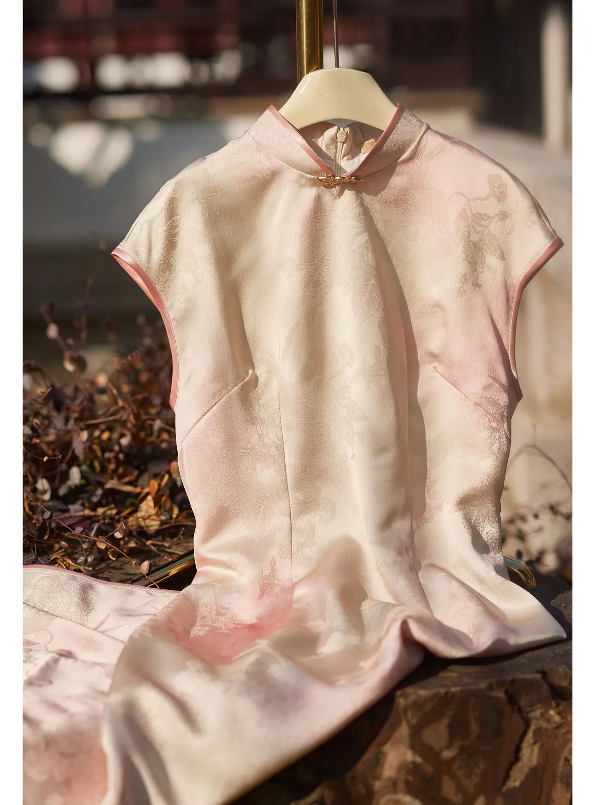 

Новая коллекция Muran Diary: розовое офисное платье в китайском стиле с длинным рукавом, низким разрезом и тонким материалом. Весенняя коллекция.