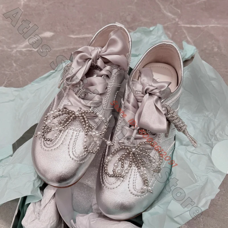 Zapatillas Retro Planas con Lazo de Satén Plateado Metálico, Decoración de Lazo con Perlas y Pedrería en Capas, Suela de Goma, Zapatos Coquette para Invitadas de Boda