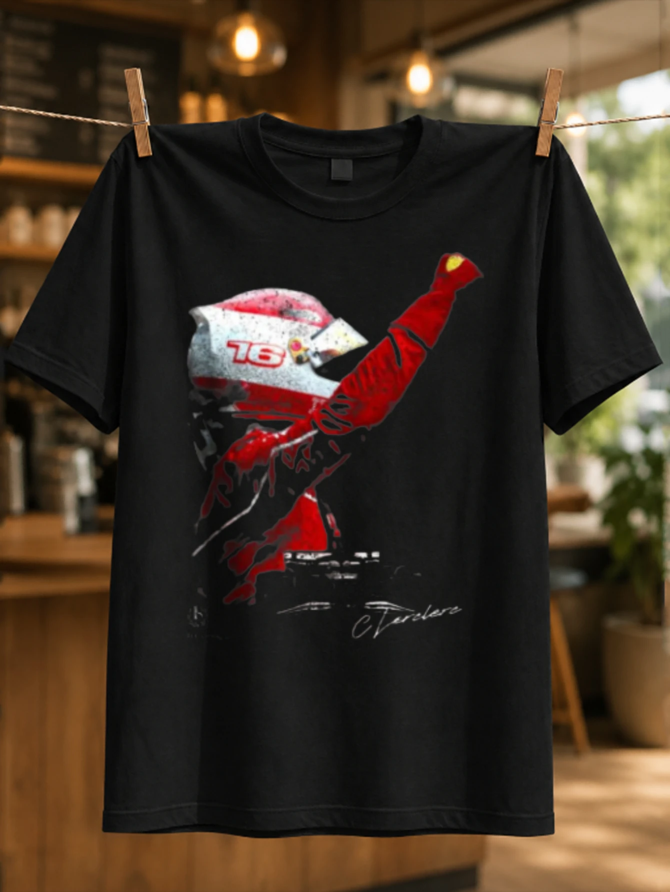Combinaison de course rouge Victory de Charles Leclerc avec pose de poing levé numéro 16 et graphisme de vitesse artistique, T-shirt unisexe