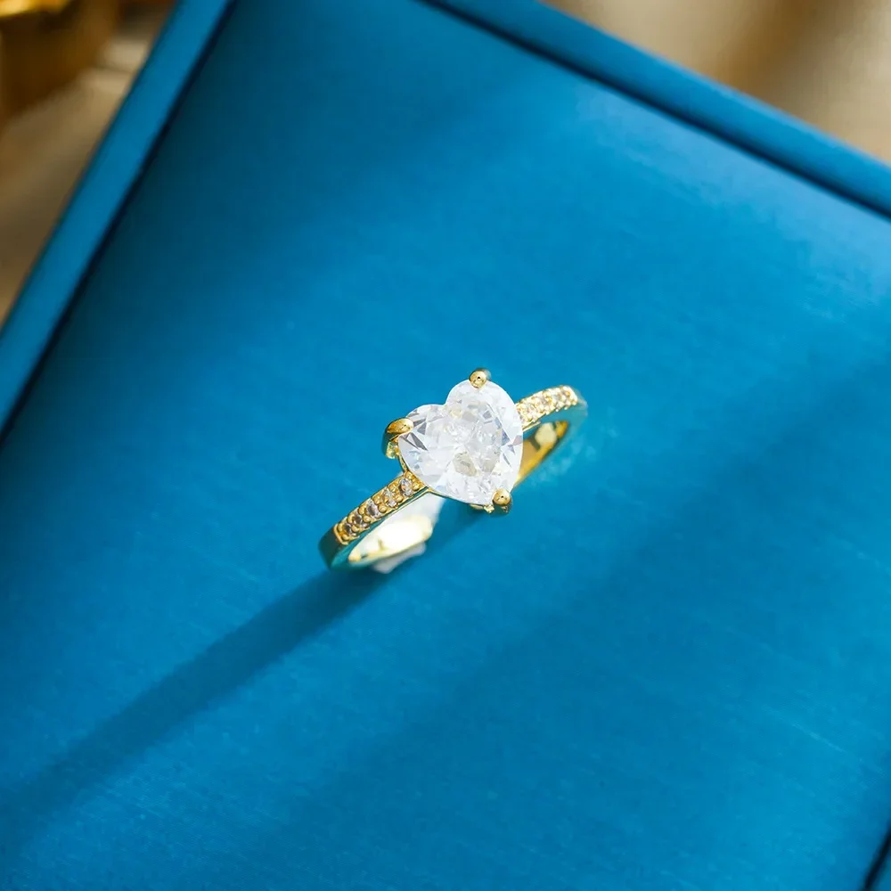 

A simple yet unique gold-plated, fashionable heart-shaped, best-selling women's three-pointed copper zircon ring