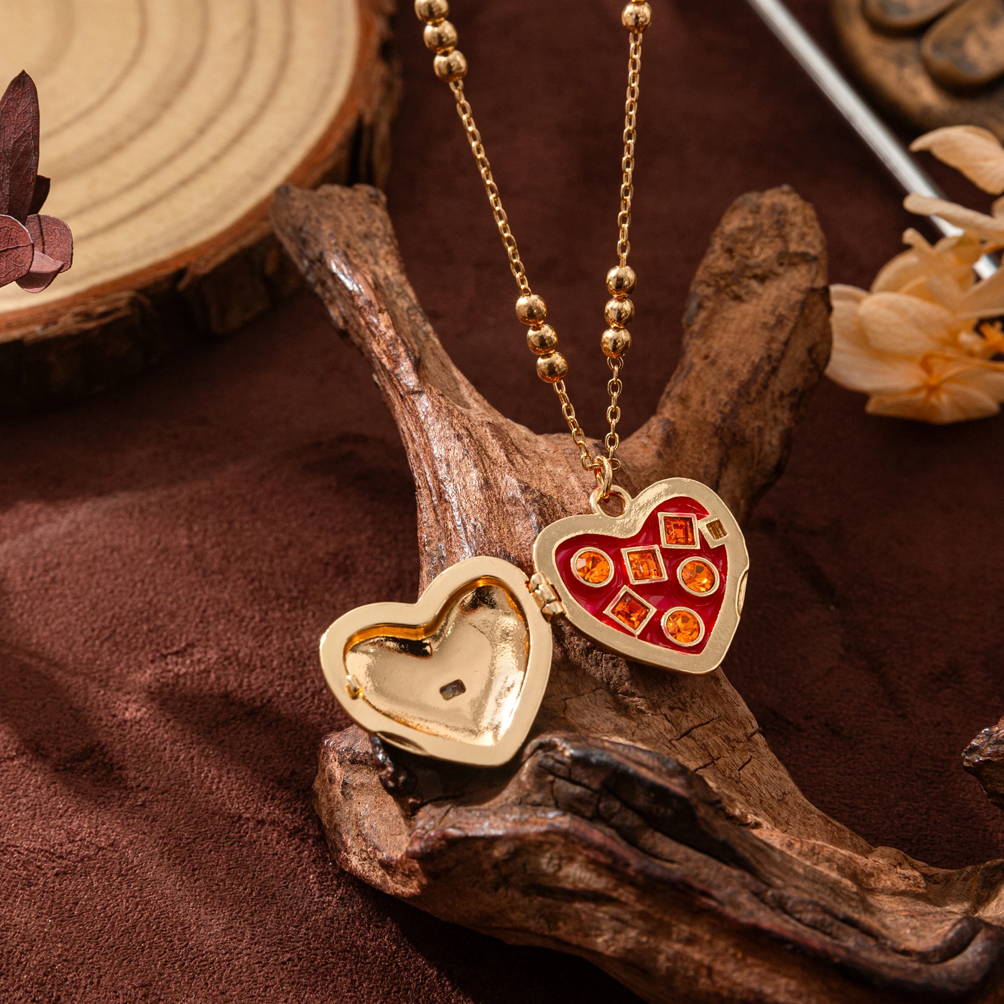 

Love opening and closing album pendant necklace with niche design, opening and closing LOVE pendant collarbone chain