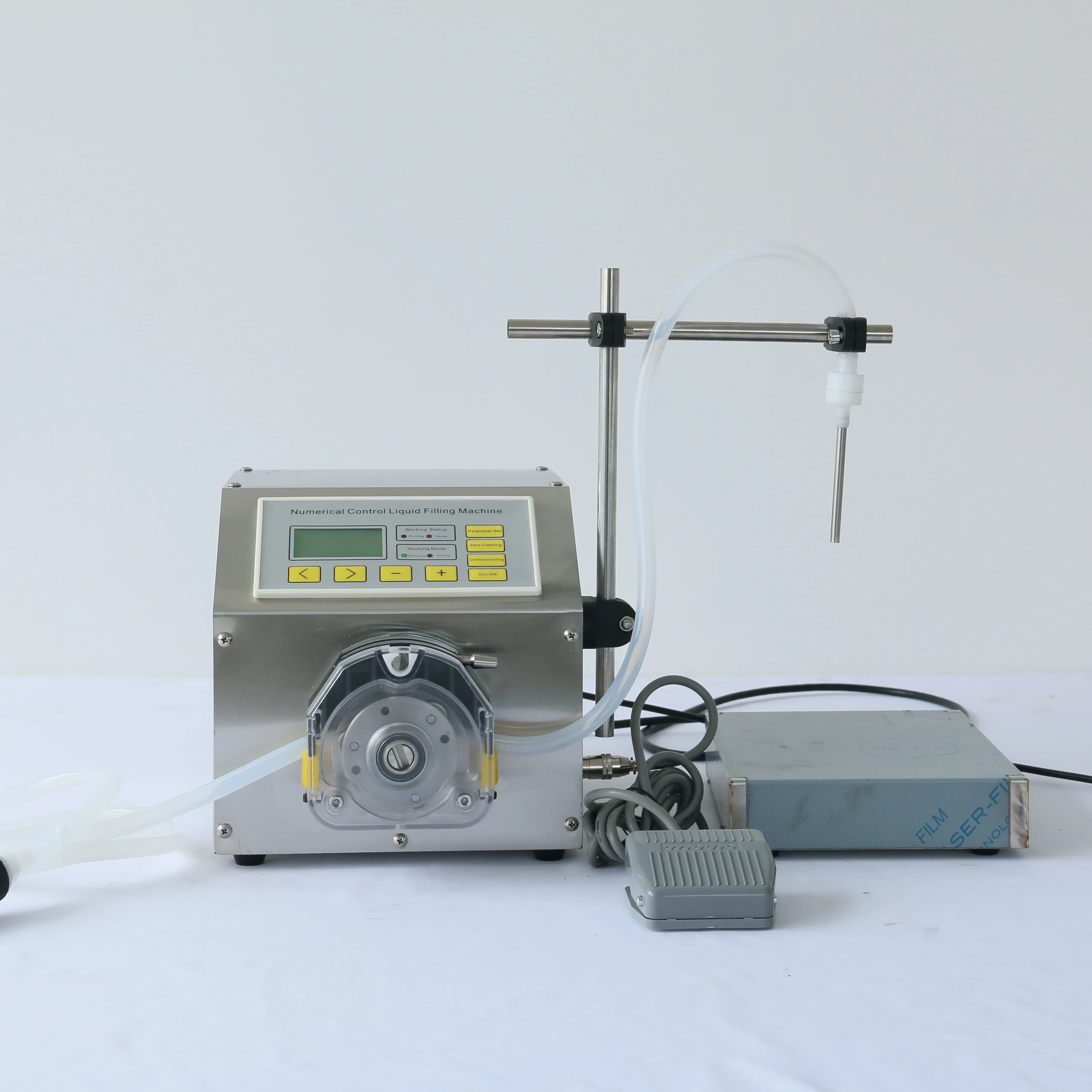 

Электрическая машина для наполнения жидким сиропом для небольших бутылочек в режиме