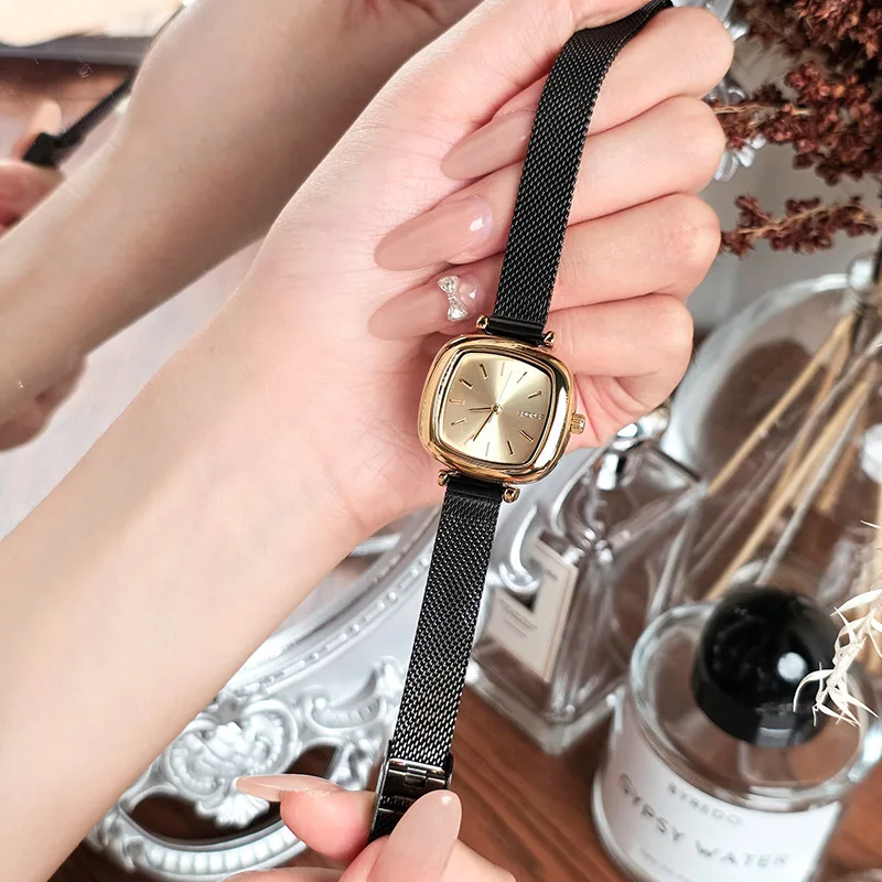ساعة مربعة صغيرة جديدة، أزياء ريترو فاخرة خفيفة، ساعة نسائية راقية، ساعة يد نسائية بسيطة ومتعددة الاستخدامات وأنيقة.