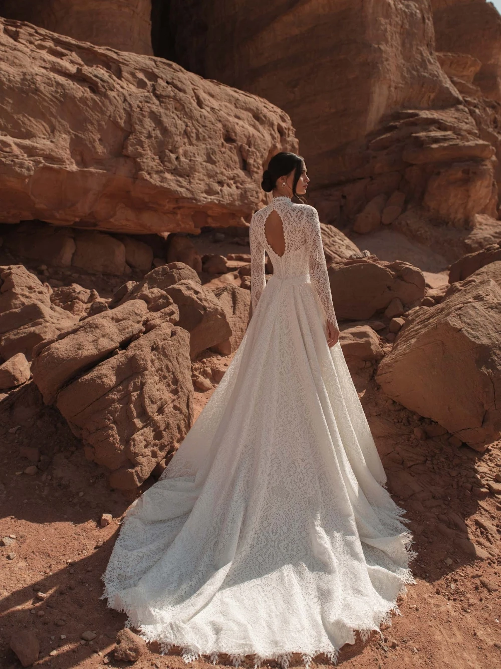 SAROULU Bescheidenes, langärmliges Spitzenhochzeitskleid, edles A-Linien-Brautkleid, individuelles Brautkleid, offener Rücken, verträumte, zarte Brautmode