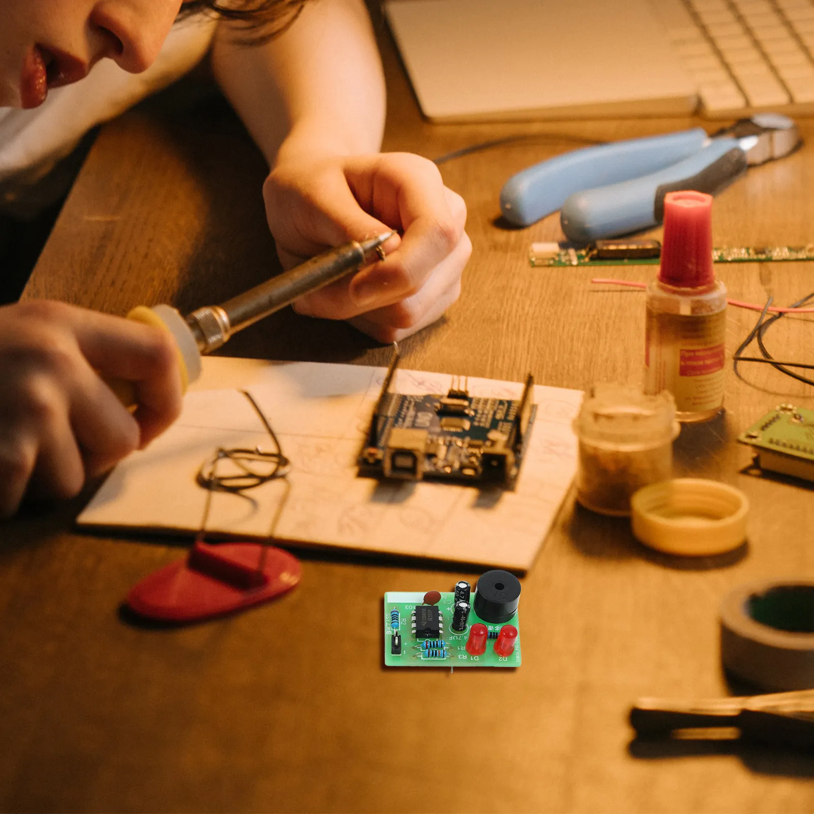5Set Beginner Soldering Practice Kit Electronics Training Board Multivibrator Flashing LED Circuit DIY Soldering Project Kit