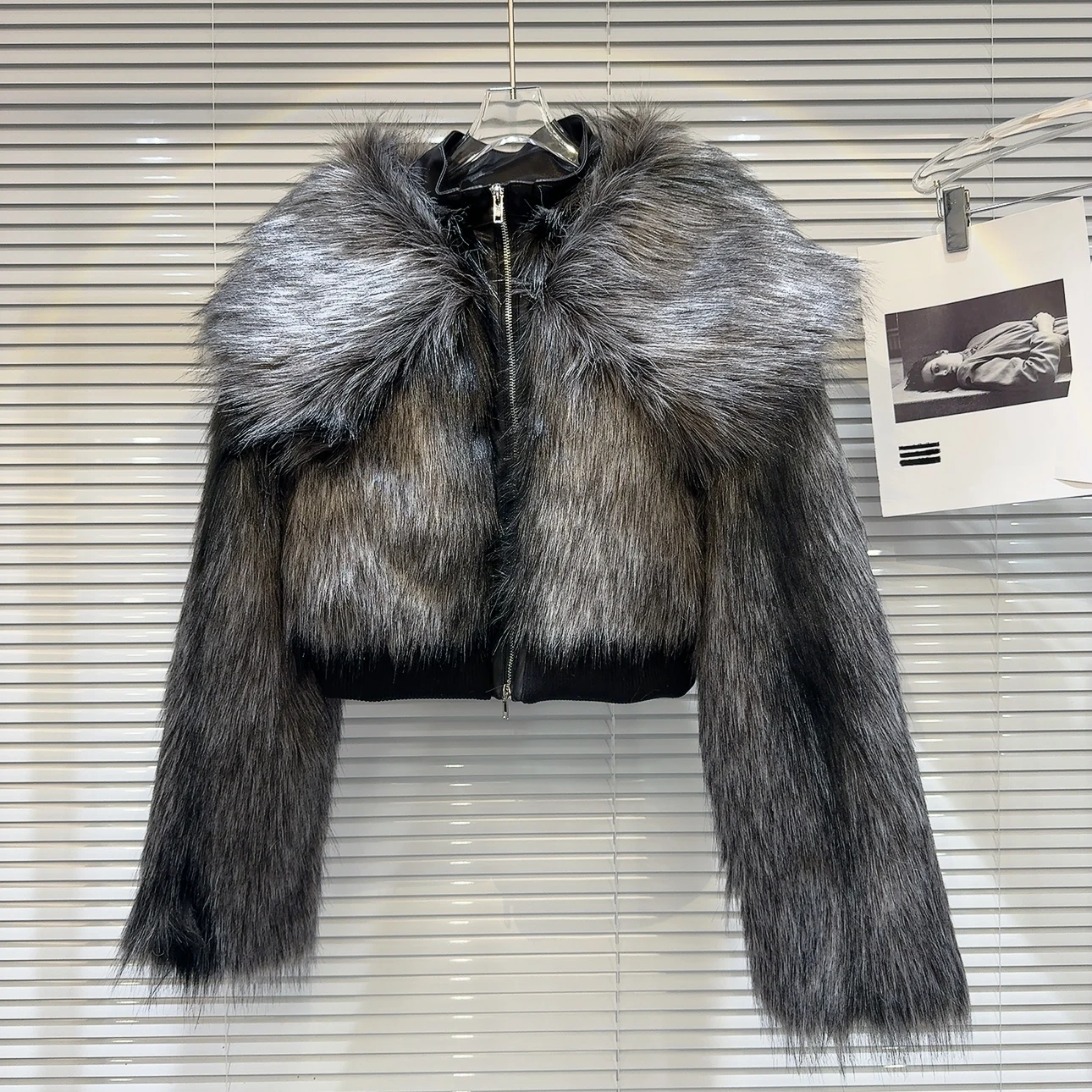 2023年冬のトレンド、少量生産のホットガール風、人工毛皮襟付きコットン裏地フェイクファーコート、レディースストレートチューブ型