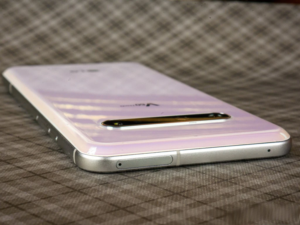 LG V60 ThinQ 5G 6,8 