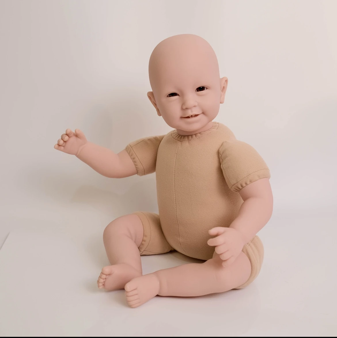 طقم دمية تولد من جديد فارغة مقاس 22 بوصة مع 4 أسنان، فينيل غير مطلي، عيون سوداء لامعة وجسم من القماش، DIY