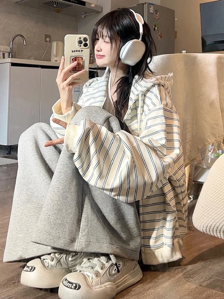 Damska bluza z kapturem oversize, rozpinana, w paski, luźny krój, wygodna, jesienna odzież wierzchnia, długi rękaw, zapinana na zamek, do pracy, elegancka.