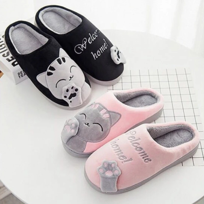 شباشب للأزواج بطباعة كرتونية - أحذية منزلية شتوية من القطيفة للنساء والرجال، تصميم حيوانات لطيف أصفاد دافئة للمنزل الداخلي