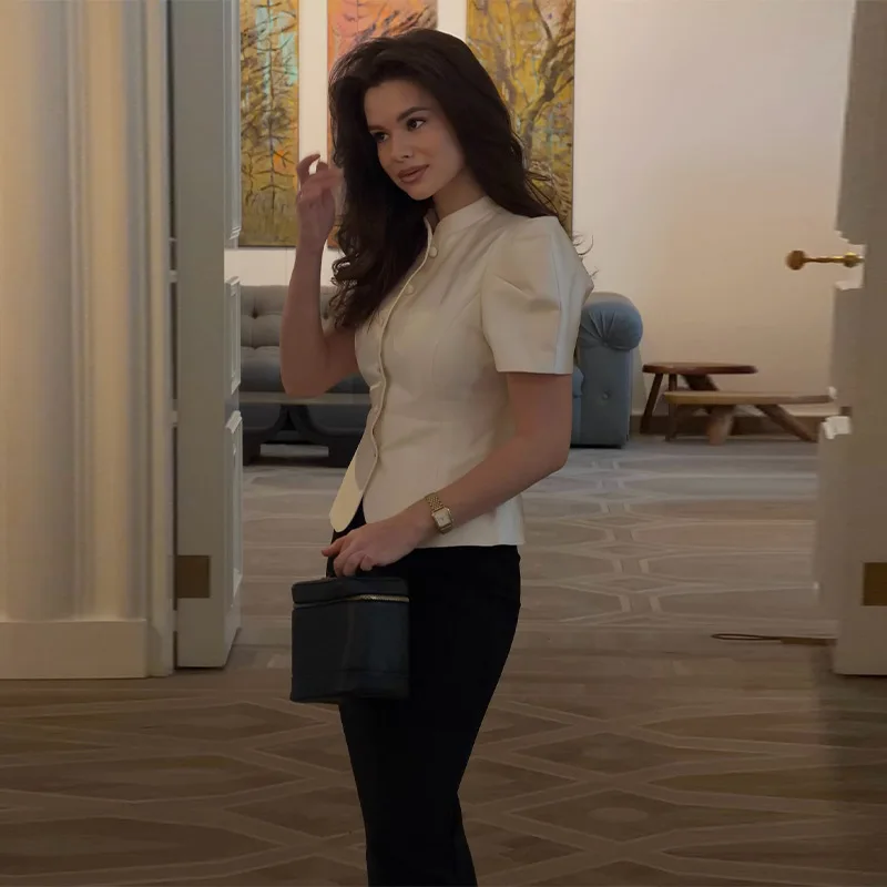 

Элегантная белая блузка с пышными рукавами, воротником-стойкой, на пуговицах, с приталенной талией и подолом-пеплум, для делового стиля