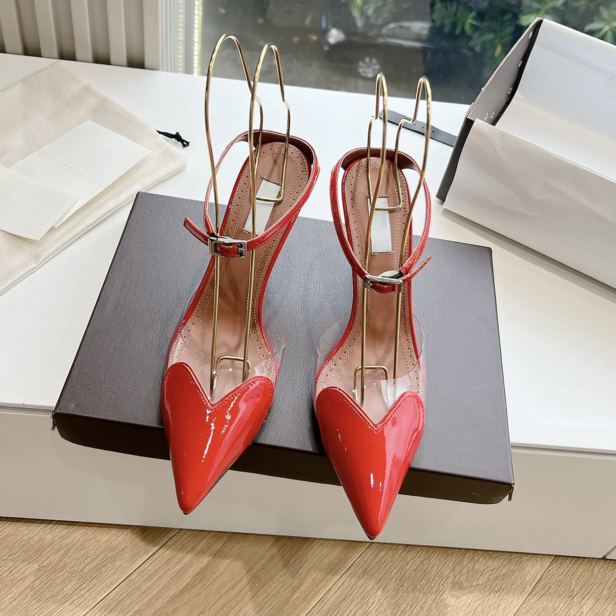 

Летние женские туфли 2026 года: модные красные босоножки на высоком каблуке с прозрачными вставками из пленки и кожи, с острым носком и принтом в горошек