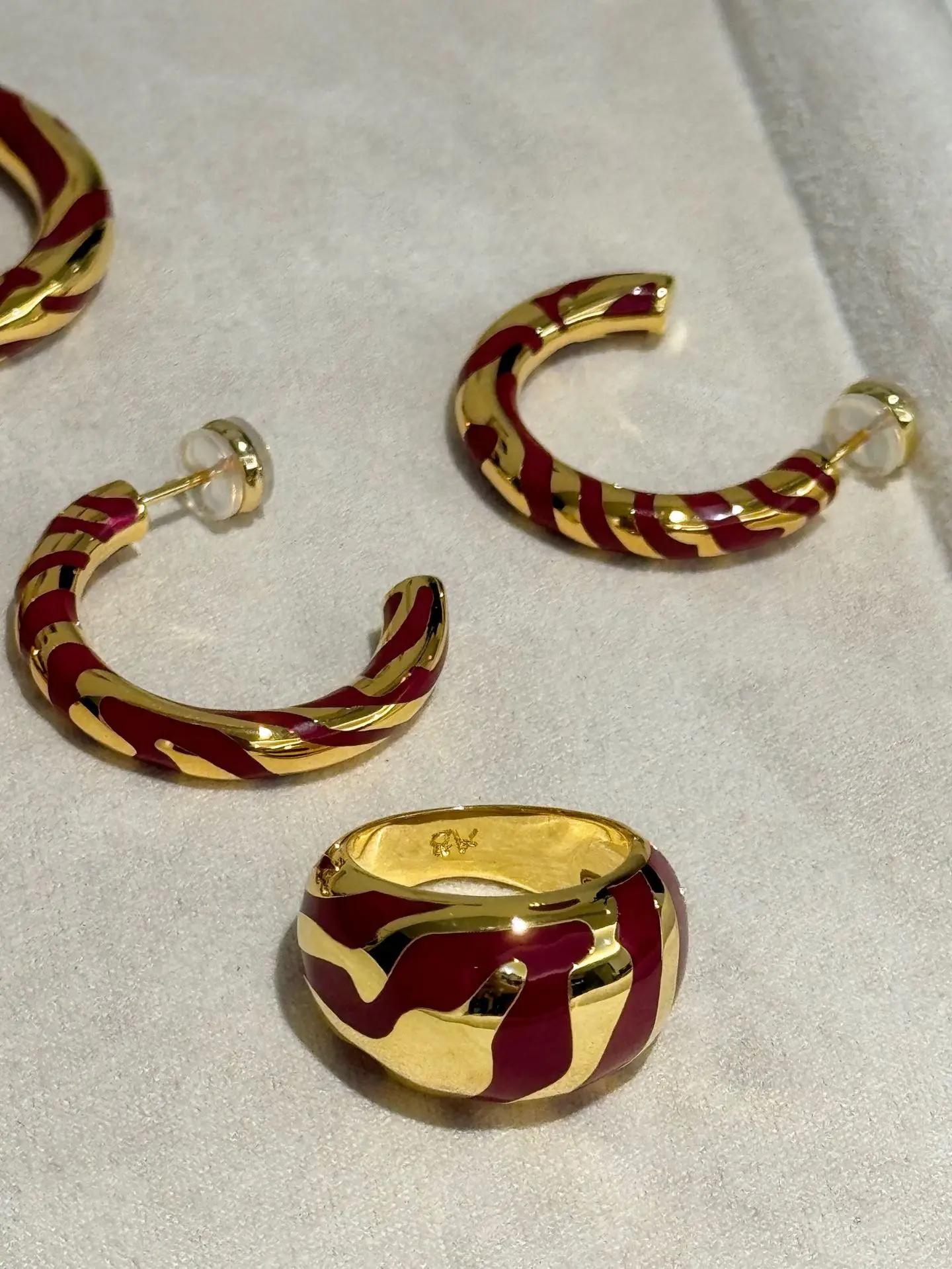 Dark Red Stripes Jewelry Sets Metal Ear Hoops Classic Shapes Fashion Accessories One Size Rings For Women New Product