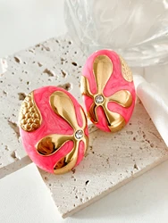 A pair of French retro fashionable stainless steel women's gilded small flower pink oval earrings for daily commuting, dates