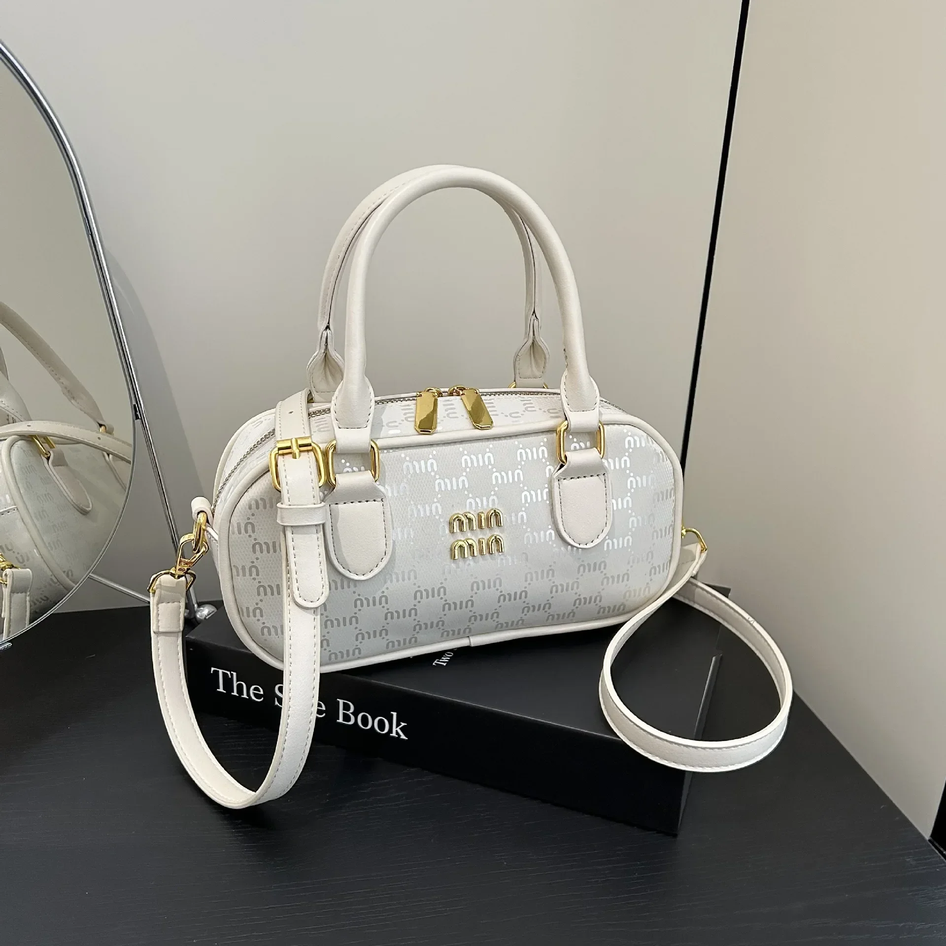 

2025 Light Luxury Square Handbag - Premium Texture, Versatile for Shoulder/Crossbody, Fashionable Pillow Design Free Shipping