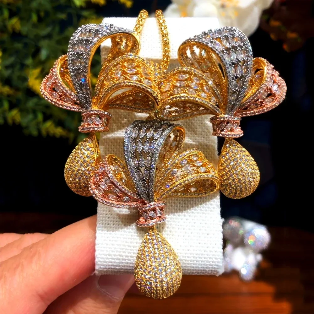 

Soramoore Luxury 2PCS 3 Tone Bowknots Statement Jewelry Set For Women Wedding Party Full Zircon Dubai Bridal jewelry Set 2021